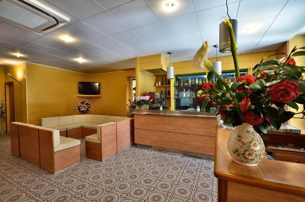 Hotel Guya Вараце Екстериор снимка