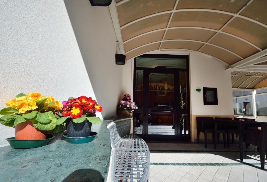 Hotel Guya Вараце Екстериор снимка