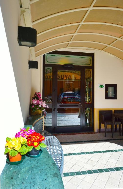 Hotel Guya Вараце Екстериор снимка