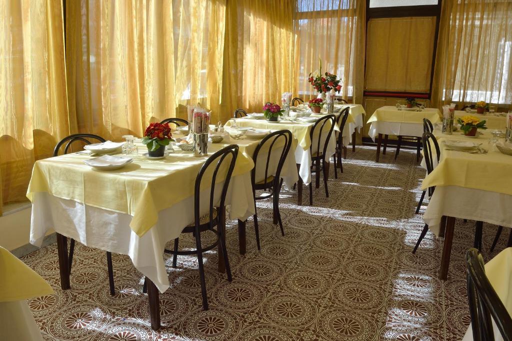 Hotel Guya Вараце Екстериор снимка