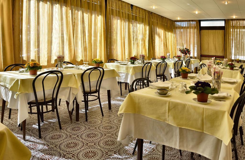 Hotel Guya Вараце Екстериор снимка