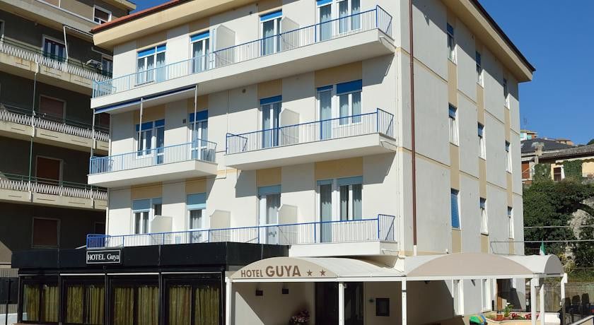 Hotel Guya Вараце Екстериор снимка