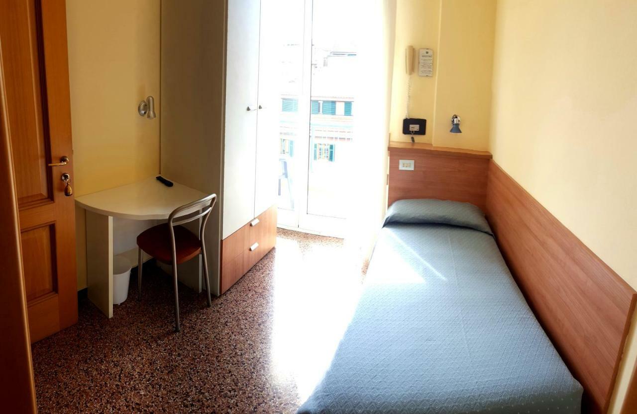 Hotel Guya Вараце Екстериор снимка